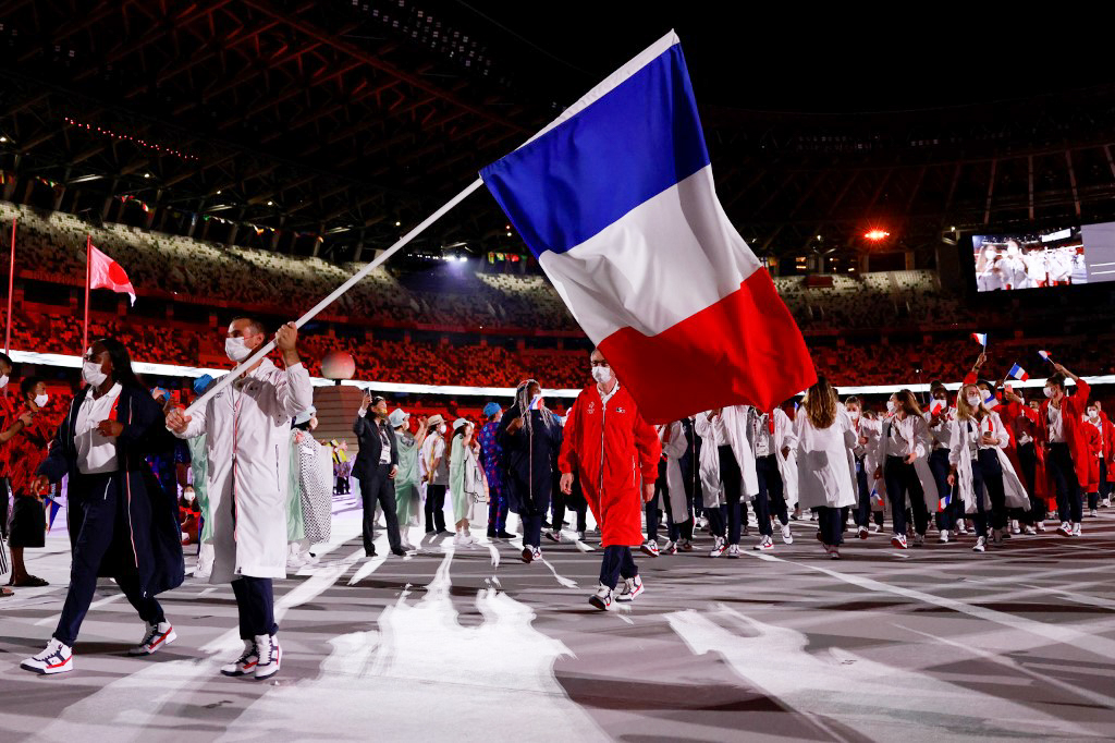 Jeux olympiques. Colombes grillées, sous-vêtements, jaguar… les actes  manqués du relais de la 